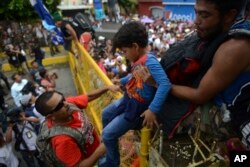 Mujeres y niños son parte de la caravana de migrantes que busca llegar a EE.UU.