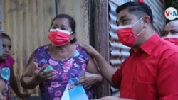 El candidato del PLC, Wálter Espinoza, recorrió al menos 200 metros en el sector de Managua, Nicaragua, donde celebró un acto de campaña para invitar a la ciudadanía a votar el 7 de noviembre. Foto Houston Castillo, VOA.