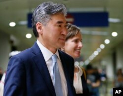 지난해 12월 마닐라 니노이 아키노 국제공항에 도착한 성 김 필리핀 주재 미국대사가 귀빈실로 이동하고 있다.