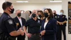Nënpresidentja Harris duke biseduar me oficerët ndërsa në krah qëndron Sekretari Mayorkas