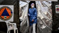 Un paramédico con una máscara sale de una tienda de campaña instalada por la Protección Civil italiana fuera de la sala de emergencias del hospital Piacenza, en el norte de Italia.