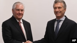 Tillerson y Macri se saludan en la residencia presidencial de Olivos, en Buenos Aires, Argentina, el lunes 5 de febrero.