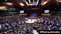 Avropa Parlamenti Bakını insan hüquqlarının kütləvi və kobud şəkildə pozulmasına görə tənqid edən “Azərbaycanda Mehman Hüseynovun işi” adlı 2019/2511 saylı qətnaməni 533 səslə qəbul edib.