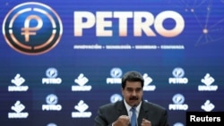 ARCHIVO - El gobernante venezolano Nicolás Maduro preside el evento del lanzamiento internacional del petro, la criptomoneda desarrollada por su ejecutivo, el 1 de octubre de 2018 en Caracas.