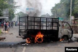 Un camión incendiado durante enfrentamientos entre manifestantes antigobierno y fuerzas antidisturbios de la policía en Masaya, Nicaragua. Mayo 15, 2018. REUTERS/Oswaldo Rivas - RC1AC9D22590