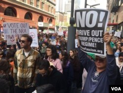 Asistentes a la Marcha por Nuestras Vidas en Los Angeles. Foto: Arturo Martínez, VOA.