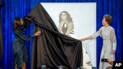 La misma Michelle Obama participó en la develación de su retrato en la galería del Smithsonian.