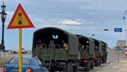 Vehículos de la policía recorren calles de La Habana, Cuba, el 15 de noviembre de 2021, después de haber sido movilizados para impedir una manifestación anunciada por opositores.