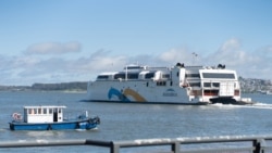 Un trasbordador parte desde Montevideo, Uruguay, hacia Buenos Aires, al reabrirse las fronteras de Argentina el 1 de octubre de 2021.