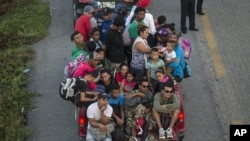 Miles de migrantes continúan su marcha hacia EE.UU.