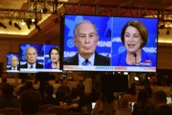 El exalcalde de Nueva York, Mike Bloomber y la senadora Amy Klobuchar en el debate demócrata de Las Vegas.