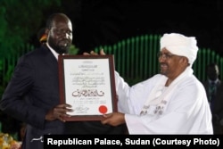 Sudanese President Omar al-Bashir, right, organized a peace award ceremony in Khartoum over the weekend of Sept. 21, 2018 to reward South Sudan Salva Kiir, left, and Rebel leader Riek Machar for signing the revitalized peace deal.