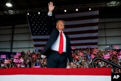 El presidente Donald Trump llegando al acto de campaña en Macon, Georgia, el domingo, 4 de noviembre de 2018.