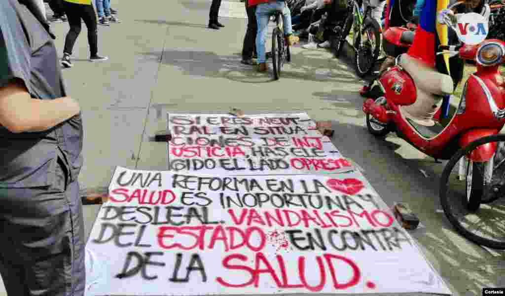 Gran parte de la manifestaci&#243;n del s&#225;bado en este punto fue pac&#237;fica. Carteles, banderas, m&#250;sica y muestras art&#237;sticas se vieron durante el d&#237;a.