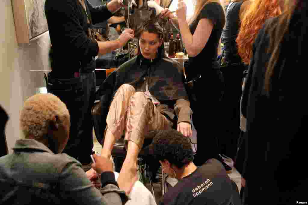 តារា​បង្ហាញ​នាង​ Bella Hadid កំពុង​ត្រៀម​ខ្លួន​មុន​នឹង​នាង​ដើរ​ម៉ូត​នៅ​ក្នុង​កម្មវិធី Brandon Maxwell សម្រាប់រដូវ​ក្តៅ​និង​រដូវផ្ការីកឆ្នាំ២០១៨​ ក្នុង​ទីក្រុង​ Manhattan បុរីញូវយ៉ក។