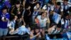 Aficionados argentinos durante el partido de la semifinal de la Copa del Mundo entre Argentina y Croacia, en el Estadio Lusail, en Qatar, el martes 13 de diciembre de 2022. (Foto AP/Hassan Ammar)