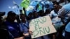 Manifestantes sostienen un cartel con un mensaje contrario al Decreto de Necesidad y Urgencia, con el que el gobierno busca desregular la economía de Argentina, durante un paro nacional, en Buenos Aires, el 24 de enero de 2024.