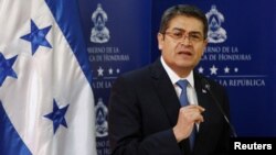 El presidente de Honduras, Juan Orlando Hernández, toma la palabra durante un acto en la casa presidencial, en Tegucigalpa, el 27 de febrero de 2018.