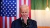 El presidente Joe Biden sonríe después de bajarse del Air Force One en el Aeropuerto Internacional de Belfast en Belfast, Irlanda del Norte, el 11 de abril de 2023.