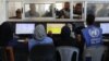 Warga Palestina mengantre untuk menerima obat-obatan di Pusat Kesehatan Jepang UNRWA di Khan Yunis di Jalur Gaza selatan pada 29 Oktober 2024. (Foto: AFP)