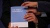 Copia del Acuerdo de París durante la Conferencia de las Naciones Unidas sobre el Cambio Climático (COP25) en Madrid, España, el 13 de diciembre de 2019. 