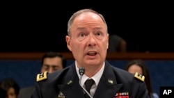 El general Keith B. Alexander testifica ante el Congreso.