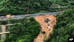 Fotografía publicada por la agencia de noticias Xinhua, vista aérea que muestra a los rescatistas trabajando en el lugar de un tramo de carretera colapsado de la autopista Meizhou-Dabu en Meizhou, provincia de Guangdong, en el sur de China, el miércoles 1 de mayo de 2024.