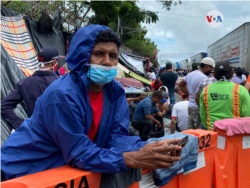 El joven Elvin Herrera pide un trato digno para los migrantes nicaragüenses que quieren regresar a su país.