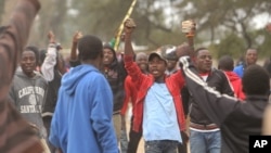 Vanhu vakapinda mumigwagwa nhasi vachiratidzira kukwidzwa kwemafuta emotikari