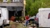 Una mujer camina entre los escombros de un edificio muy dañado tras las severas tormentas que azotaron la región en Slidell, Luisiana, el miércoles 10 de abril de 2024.