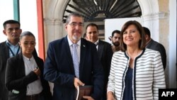 El presidente electo de Guatemala, Bernardo Arévalo, y su compañera de fórmula, Karin Herrera, en rueda de prensa el 1 de septiembre de 2023, en Ciudad de Guatemala.
