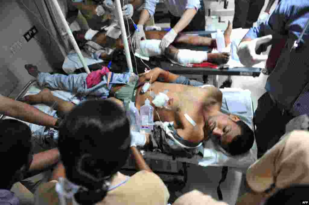 Indian medical staff treat the injured at the Omini hospital Kothapet in Hyderabad, February 21, 2013. 
