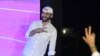 El presidente de El Salvador, Nayib Bukele, hace gestos durante su discurso en la ceremonia de clausura de la conferencia Latin Bitcoin (LaBitConf) en Mizata Beach, El Salvador, el 20 de noviembre de 2021.