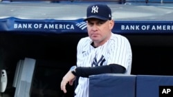 El entrenador de banca de los Yanquis de Nueva York Carlos Mendoza en el encuentro ante los Padres de San Diego. El lunes 6 de noviembre del 2023, los Mets lo contrataron para esta nueva temporada como su nuevo mánager, lo que fue anunciado una semana después.
