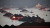 Tongkang batu bara sedang antre di sepanjang sungai Mahakam di Samarinda, Kalimantan Timur, 31 Agustus 2019. (Foto: REUTERS/Willy Kurniawan)