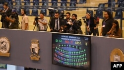 Una pantalla muestra a los diputados votando para aprobar a Claudia Rodríguez de Guevara como nominada para relevar en el cargo al presidente Nayib Bukele a partir del 1 de diciembre. Foto tomada en la sede de la Asamblea Legislativa, San Salvador, el 30 de noviembre de 2023.