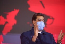 El presidente de Venezuela, Nicolás Maduro, aplaude durante un acto en la sede de la petrolera estatal Petróleos de Venezuela PDVSA, en Caracas, 24 de febrero de 2021.
