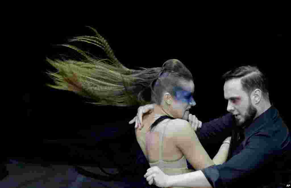 លោក Stanislav Fursov និងនាង Ekaterina Simonova មកពីប្រទេសរុស្ស៊ីប្រកួតការប្រកួតពានរង្វាន់ជើងឯករាំចង្វាក់ពិភពលោកនៅ Buenos Aires ប្រទេសអាហ្សង់ទីនកាល ពីថ្ងៃទិ២៣ សីហា ២០១៧។