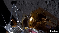 La nave espacial Odysseus de Intuitive Machines pasa sobre el lado cercano de la Luna luego de la inserción en la órbita lunar el 21 de febrero de 2024, en esta imagen publicada el 22 de febrero de 2024.