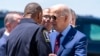 El presidente de EEUU, Joe Biden, saluda al jefe de policía de Charlotte-Mecklenburg, en Carolina del Norte, a su llegada a una reunión con familiares de policías muertos en cumplimiento de sus funciones, el 2 de mayo de 2024.