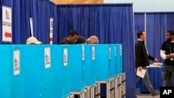 ARCHIVO - Los votantes emiten su voto en el Supersitio de Votación Anticipada de Chicago, el 24 de octubre de 2024