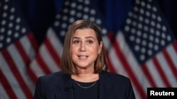 La senadora Elissa Slotkin ensaya la respuesta demócrata al discurso del presidente Donald Trump en una sesión conjunta del Congreso, en Wyandotte, Michigan, el 4 de marzo de 2025.