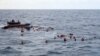 Refugiados y migranes son rescatados por la oenegé española Proactiva Brazos Abiertos, tras salir de Libia con rumbo a Europa en una sobrecargada embarcación de goma por el Mar Mediterráneo.