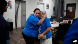 ARCHIVO - Erika Márquez, a la izquierda, abraza a Leticia Pinedo después de una reunión en la organización sin ánimo de lucro Make the Road Nevada, el jueves 12 de septiembre de 2024, en Las Vegas. 