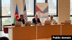 Böyük Britaniyanın kəşfiyyat xidmətinin rəhbəri Riçard Mur ADA Universitetində (Mənbə: Sosial şəbəkə)