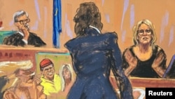 La actriz porno Stormy Daniels testifica en el juicio contra el expresidente de EEUU Donald Trump por pagos ilegales en Nueva York, el 7 de mayo de 2024.
