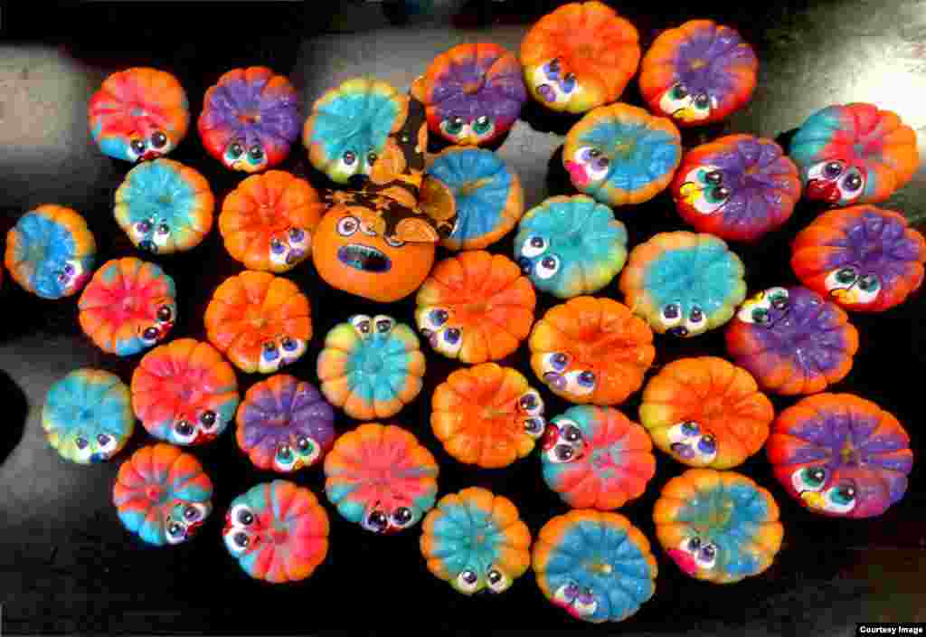 Kue-kue labu bergambar monster dipajang di toko di Springfield, Virginia, guna menyambut perayaan Halloween.