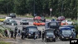 Des policiers lors d'une manifestation contre la hausse des coûts de l'éducation à l'Université Felix Houphouet Boigny, à Abidjan, le 18 septembre 2017.
