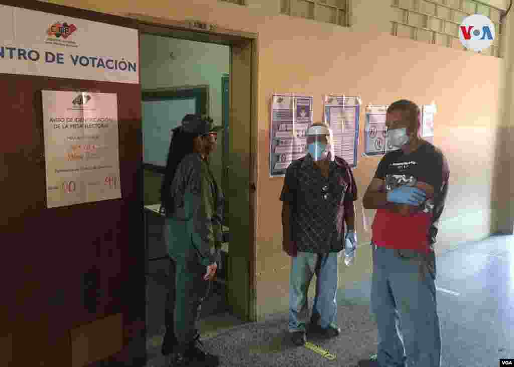 Edgar Ram&#237;rez, venezolano jubilado consultado por la VOA, explica acudi&#243; a votar aporque interpreta el sufragio como “una obligaci&#243;n”. Maracaibo, diciembre 6 de 2020. Foto: Gustavo Ocando - VOA.