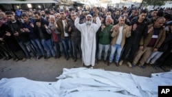 Víctimas palestinas de un ataque aéreo israelí en Deir al-Balah, Franja de Gaza, el 22 de diciembre del 2024. 